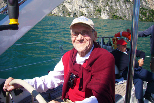 anziano in barca